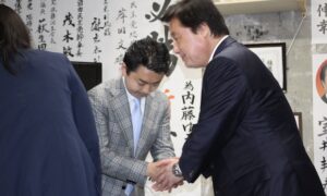 支援者に頭を下げる内藤氏（撮影・松田隆）